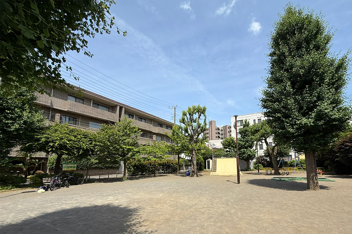 隣接の目黒区立清水町児童遊園から物件を臨む